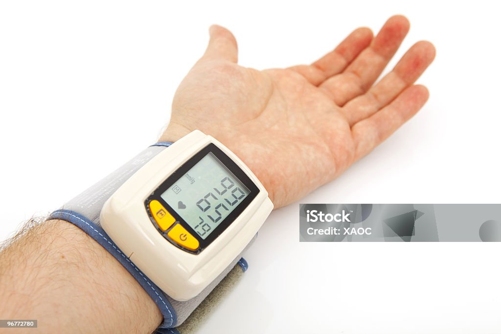 Maschio mano con automatico monitor della pressione sanguigna - Foto stock royalty-free di Contatore