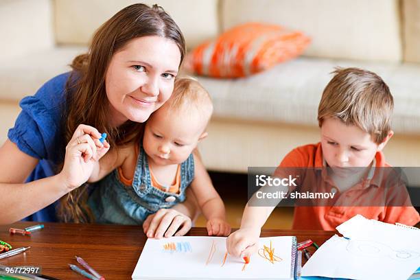 Familie Zeichnen Stockfoto und mehr Bilder von Alleinerzieherin - Alleinerzieherin, Baby, Bildung