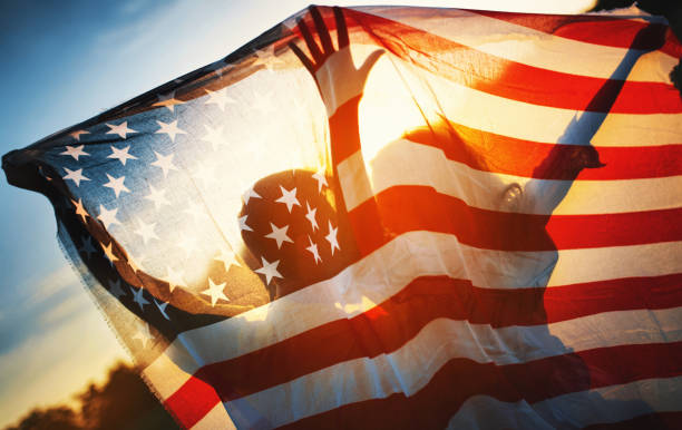 自由とアメリカの愛 - two flags ストックフォトと画像