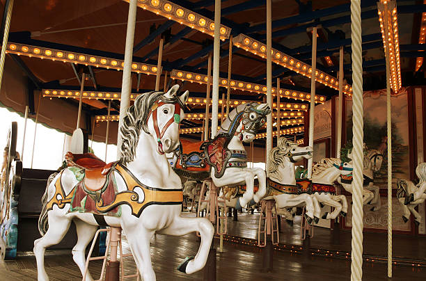 carrusel - carousel horses fotografías e imágenes de stock