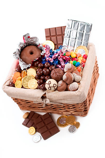 cesta cheia de chocolate - candy hard candy wrapped variation imagens e fotografias de stock