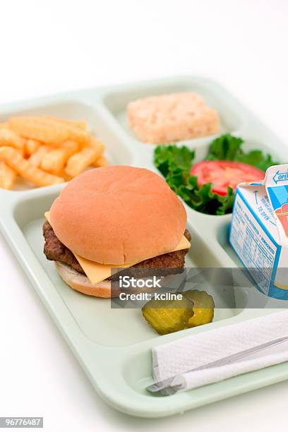 Comida Escolarhamburguesa Con Queso Foto de stock y más banco de imágenes de Comida escolar - Comida escolar, Bandeja, Vertical