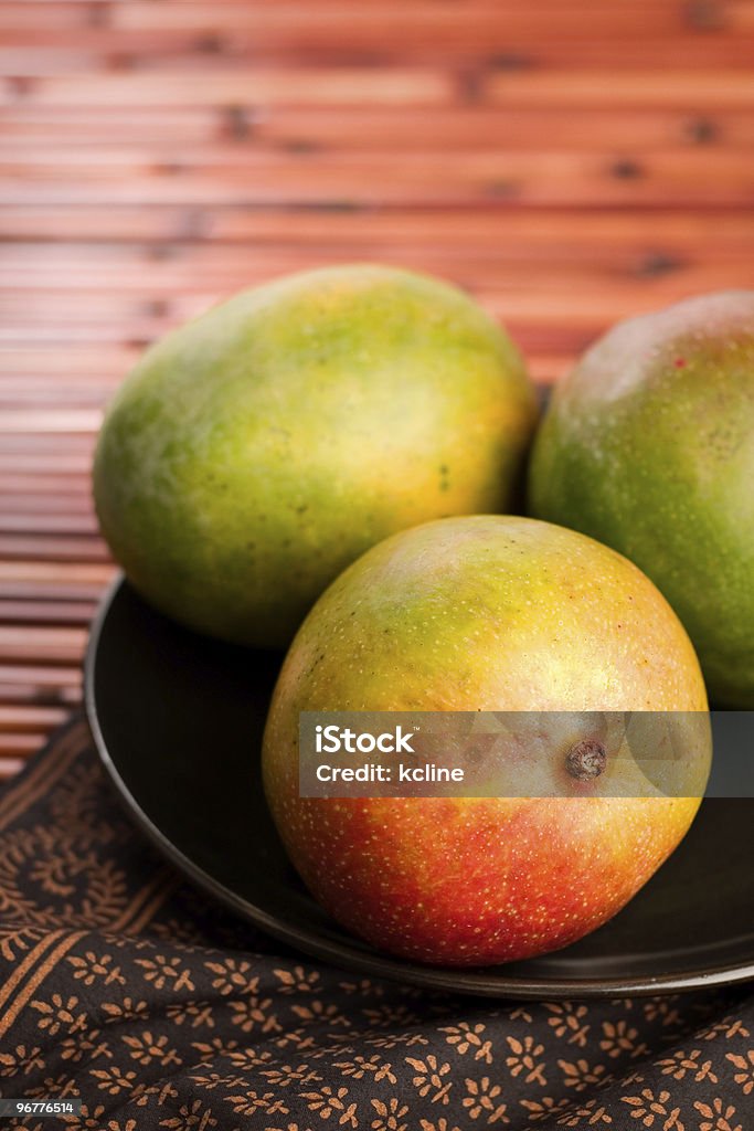 Exuberante Mangoes - Foto de stock de Mango - Fruta tropical libre de derechos