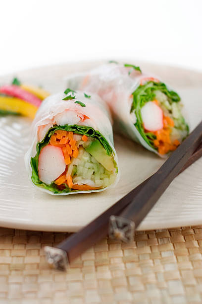 rolo de mão do estilo de sushi - handroll imagens e fotografias de stock