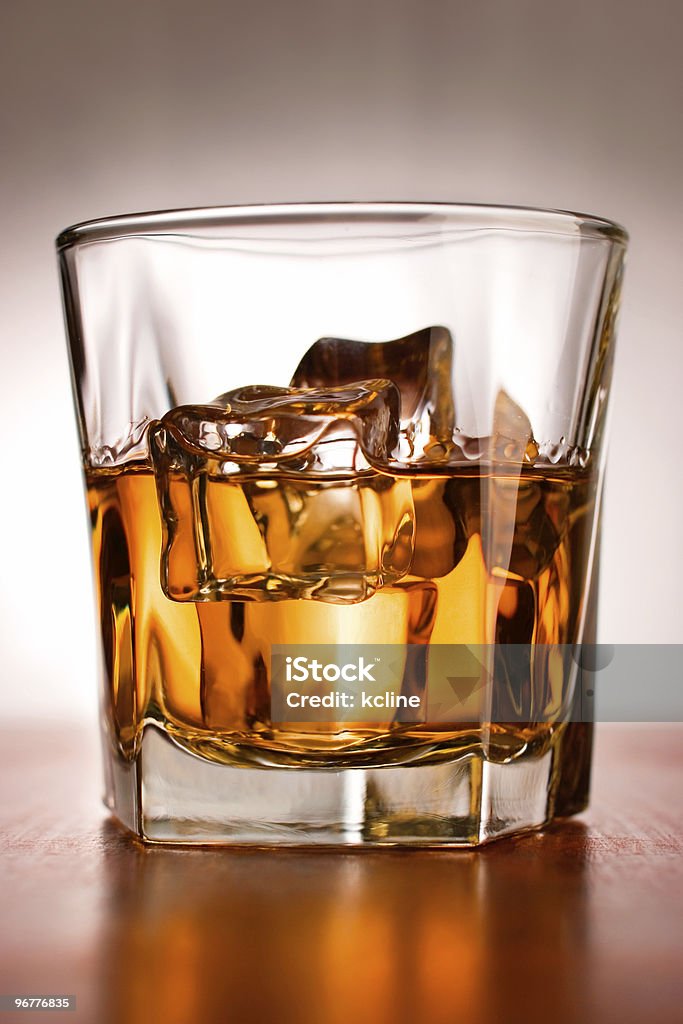 Whisky sulle rocce - Foto stock royalty-free di Whisky