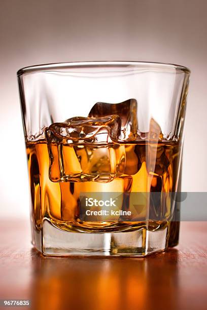 Whisky Sulle Rocce - Fotografie stock e altre immagini di Whisky - Whisky, Ordinato, Scotch Whiskey di malto singolo