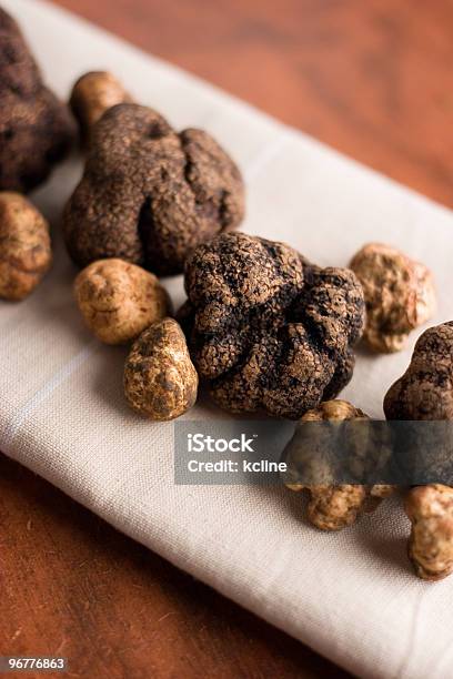 리넨의 포함 송로버섯에 대한 스톡 사진 및 기타 이미지 - 송로버섯, 흰색 송로버섯, 검은색