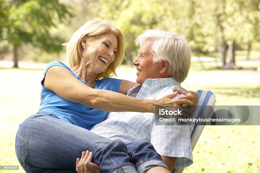세로는 선임 Couple In Park - 로열티 프리 60-69세 스톡 사진