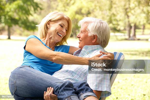 세로는 선임 Couple In Park 60-69세에 대한 스톡 사진 및 기타 이미지 - 60-69세, 70-79세, 갑판 의자