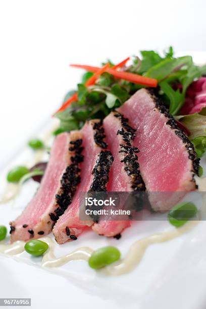 Gergelim Crusted Ahi Atum - Fotografias de stock e mais imagens de Alimentação Saudável - Alimentação Saudável, Almoço, Caril verde