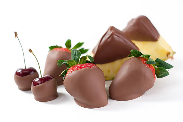 frutta ricoperte di cioccolato - chocolate dipped foto e immagini stock