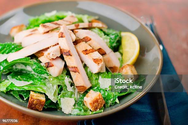 Salada César Com Frango - Fotografias de stock e mais imagens de Salada César - Salada César, Alface, Alface Romana