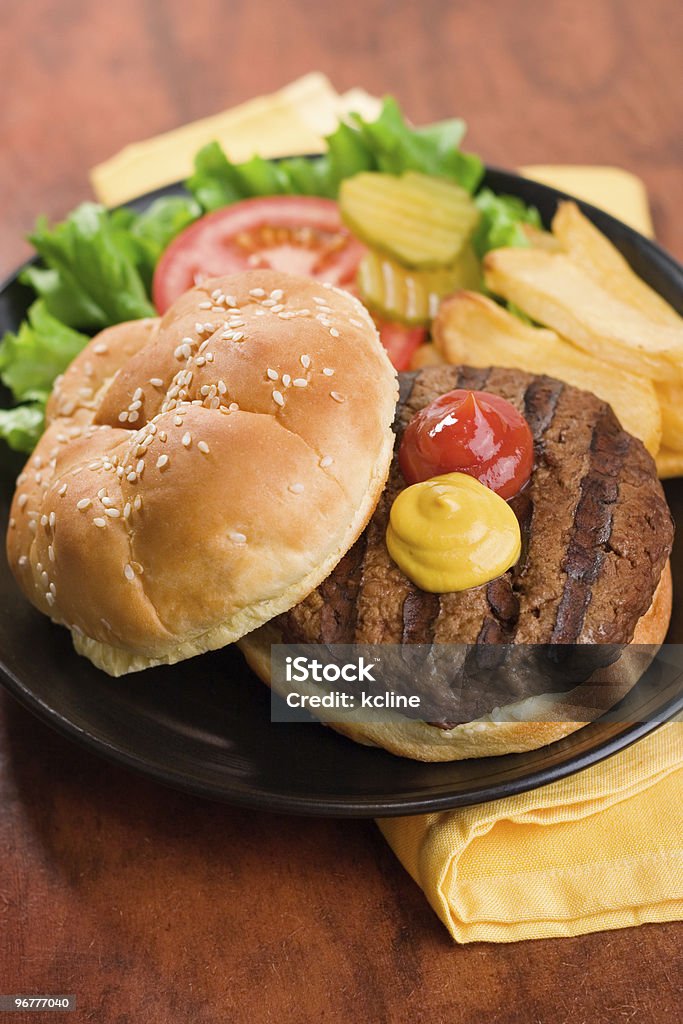 Hamburger classique & frites - Photo de Burger libre de droits