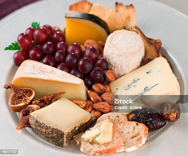 Photo libre de droit de Cheeseboard banque d'images et plus d'images libres de droit de Aliment - Aliment, Assiette, Cracker