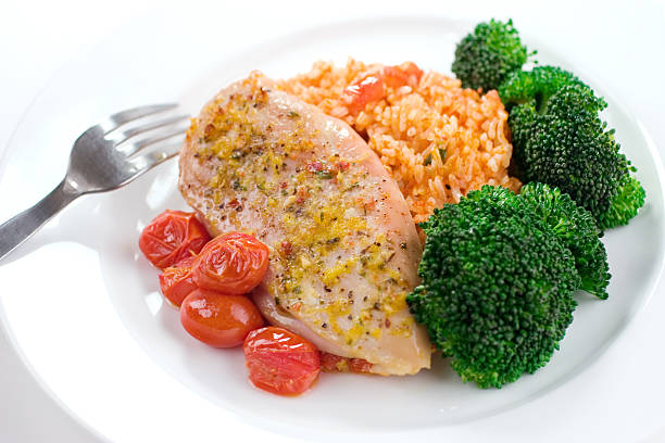 pollo con arroz & la cena - skinless chicken breast fotografías e imágenes de stock