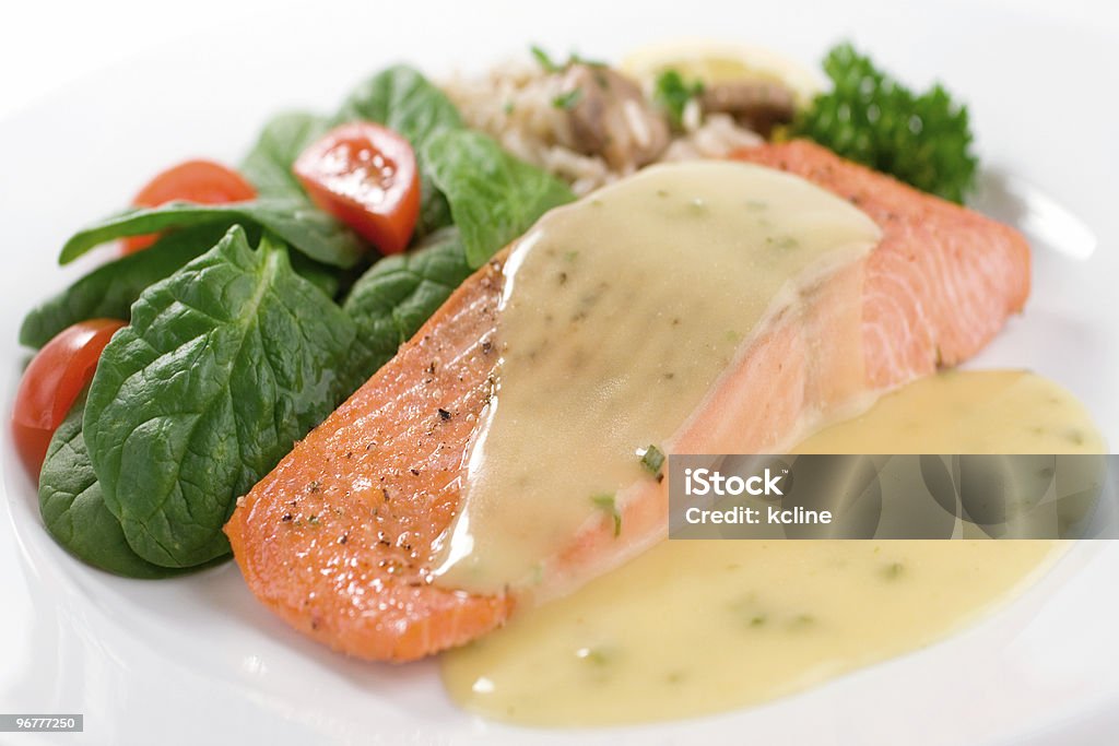 Cena de salmón - Foto de stock de Salmón cocido libre de derechos