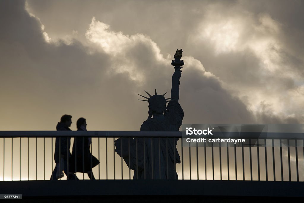 Silhouette di coppia a ponte - Foto stock royalty-free di Replica della Statua della Libertà - Odaiba