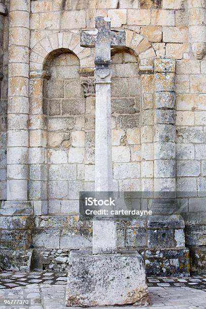 Cross Data 1643 Em Chauvigny França - Fotografias de stock e mais imagens de Antigo - Antigo, Ao Ar Livre, Arco - Caraterística arquitetural