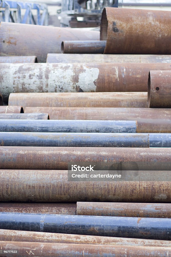 Vertical; pilhas de tubos velho enferrujado - Royalty-free Cano Foto de stock