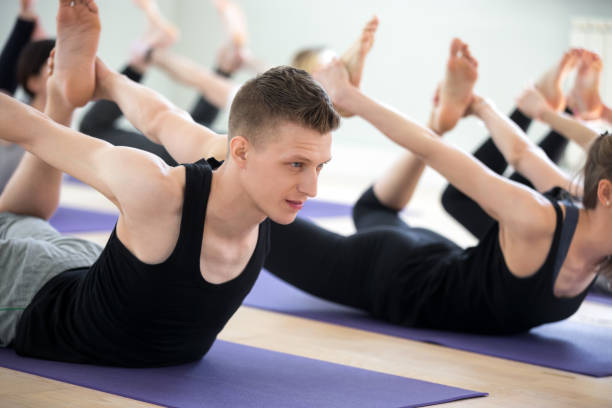 남자와 나비에 스포티 한 사람의 그룹 포즈 - yoga men bridge bending over backwards 뉴스 사진 이미지