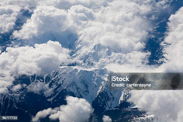 Foto de Montanhas E Nuvens e mais fotos de stock de Acima - Acima, Alpes europeus, Beleza natural - Natureza