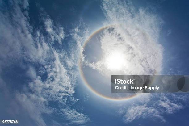 Sole Con Arcobaleno Sircular - Fotografie stock e altre immagini di Arcobaleno - Arcobaleno, Blu, Cerchio