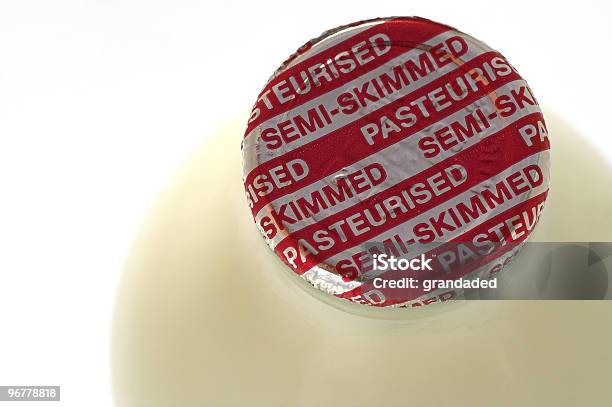 Latte Parzialmente Scremato - Fotografie stock e altre immagini di Latte - Latte, Bottiglia, Carta stagnola