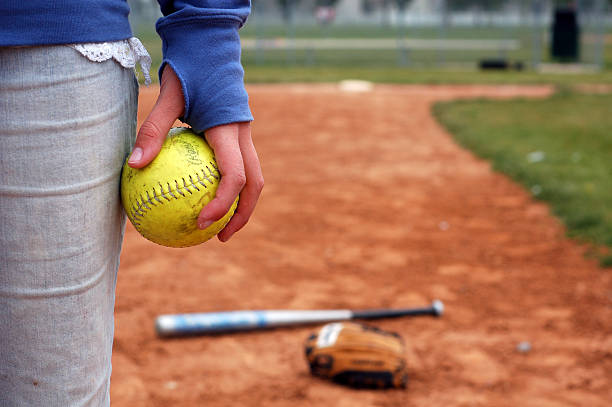 teenager-mädchen und ihr softball, fledermaus und handschuh - softball baseball glove sports equipment outdoors stock-fotos und bilder