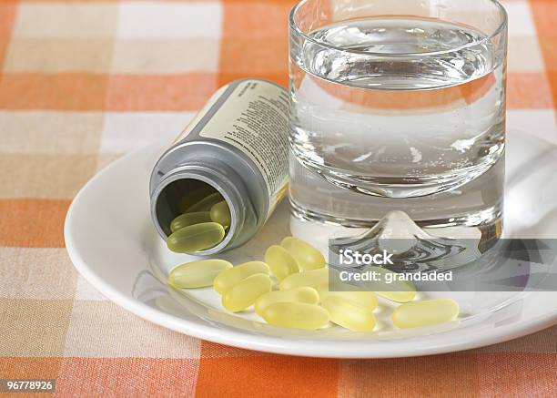 Suplement Diety Kapsułek - zdjęcia stockowe i więcej obrazów Bez ludzi - Bez ludzi, Dziewiczość, Fotografika