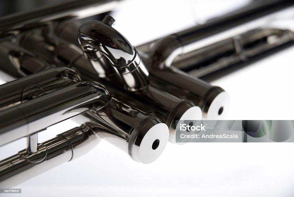 B reclináveis válvula de trompete prata sobre fundo branco - Foto de stock de Barulho royalty-free