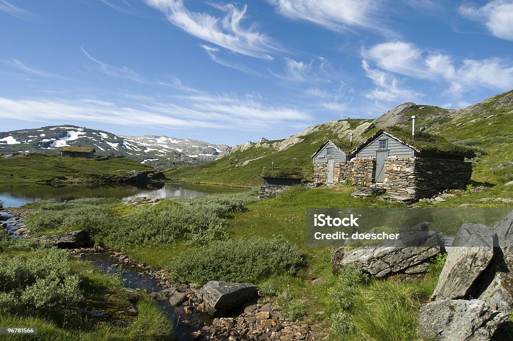 Cabines no hardangervidda, Noruega/Hütten in der Natur - Foto de stock de Fiorde de Hardanger royalty-free