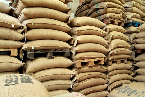 lager sackleinen säcke voll mit kaffee - coffee sack bag warehouse stock-fotos und bilder