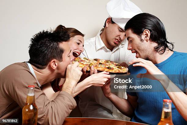 Radosny Grupa Młodzieży W Pizza - zdjęcia stockowe i więcej obrazów Adolescencja - Adolescencja, Argentyńczycy, Chłopcy