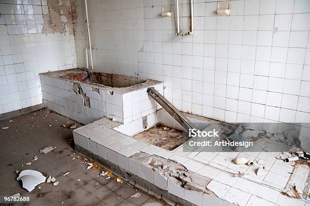 Old Salga De Baño Foto de stock y más banco de imágenes de Abandonado - Abandonado, Baldosa, Bañera