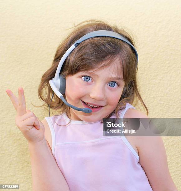 어린 소녀 헤드셋 고객 서비스 담당자에 대한 스톡 사진 및 기타 이미지 - 고객 서비스 담당자, 글로벌 커뮤니케이션, 노랑