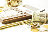 sparen-geld-und-konto-finanzen-bank-business-konzept.jpg?b=1&s=170x170&k=20&c=0xFtRsg46Q9RDFUFSIuBpvGHS9pQNQARQT4o5BY9w9Y=