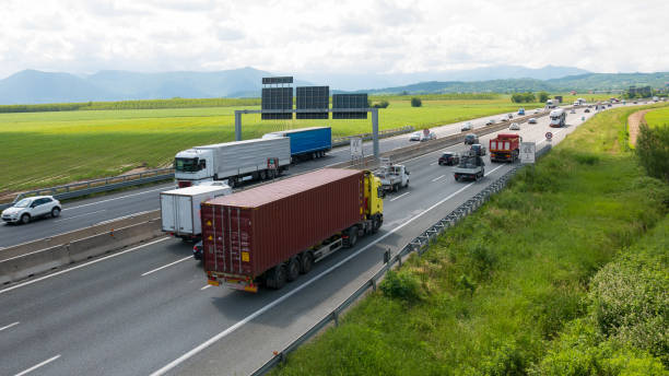 ignorar a carros e caminhões, correndo na estrada de múltiplas pistas em turim, itália, um dos mais importantes negócios e polos industriais no norte da itália. - clear sky sky multiple lane highway street - fotografias e filmes do acervo