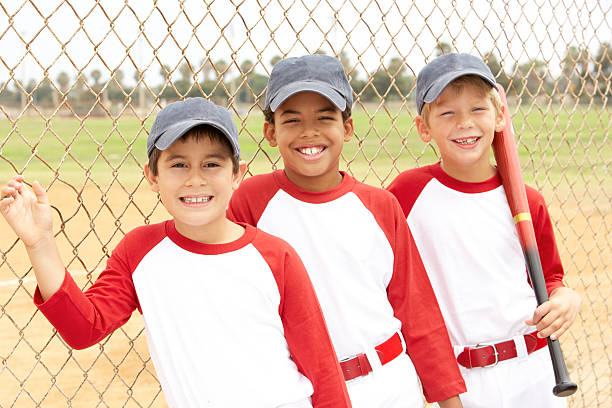 молодые мальч�ики в бейсбольной команде - baseball player baseball holding bat стоковые фото и изображения