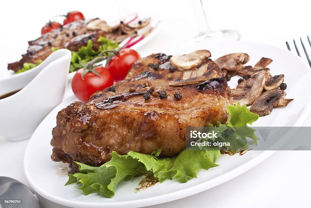 Portionen von Schweinekotelett mit Pilzen und Gemüse - Lizenzfrei Abnehmen Stock-Foto