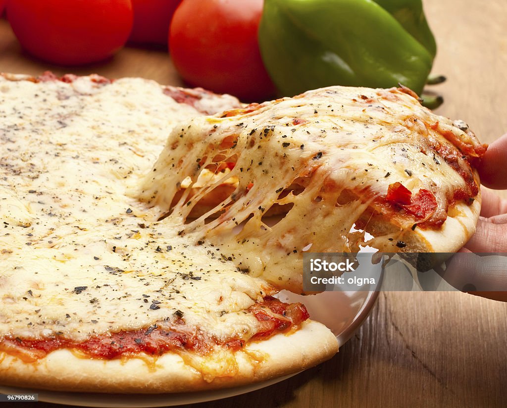 スライスのリフトアップマルガリータのピザ - ピザのロイヤリティフリーストックフォト