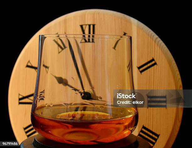 Whisky Tiempo 1 Foto de stock y más banco de imágenes de Reloj - Reloj, Whisky, Afilado
