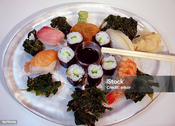 Sushi Esta Noite - Fotografias de stock e mais imagens de Arroz - Alimento Básico - Arroz - Alimento Básico, Arroz - Cereal, Bandeja - Utensílio doméstico