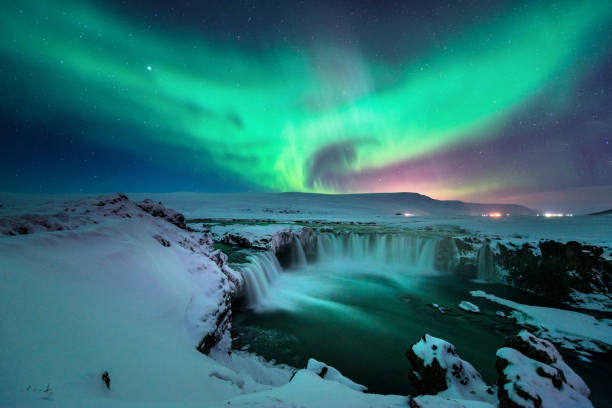 una splendida forma di aurora come l'uccello fenice appare sopra il paesaggio della caduta d'acqua di godafoss in islanda invernale - famous place nordic countries nature outdoors foto e immagini stock