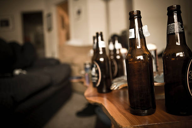 vecchie abitudini - bottiglia di birra foto e immagini stock