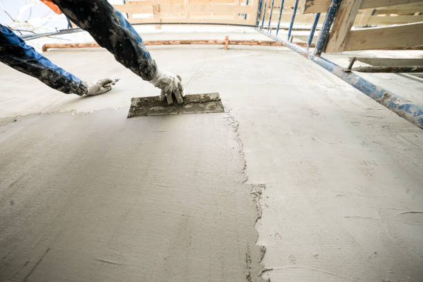 istock Working with a spatula, preparing the walls for tiling 967950896