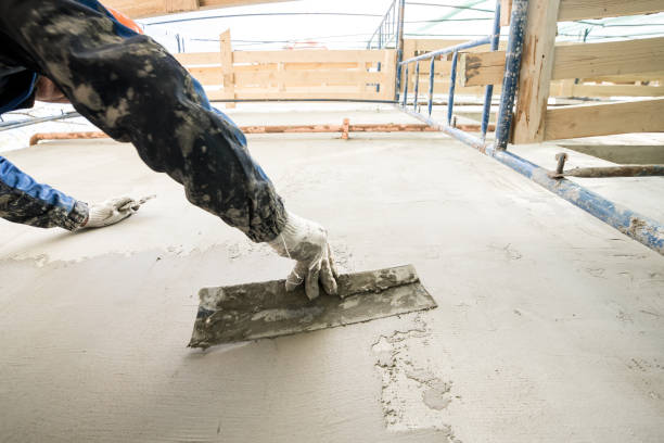 istock Working with a spatula, preparing the walls for tiling 967950928