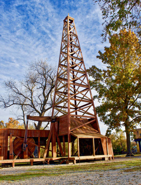 Oil Well Derrick in Oklahoma 100 year old oil well drilling derrick in Oklahoma thomas wells stock pictures, royalty-free photos & images