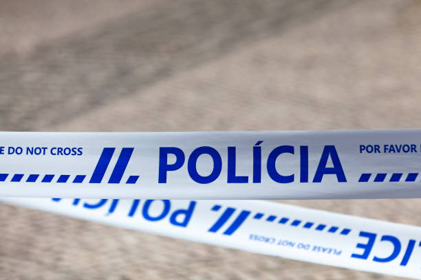 Police tape with written in it in Portuguese \