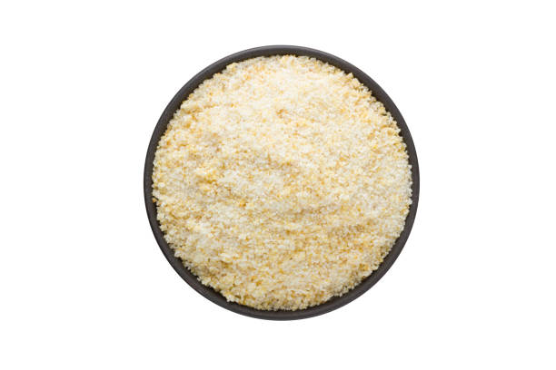 白い背景に分離された粘土ボウルに乾燥ニンニク粉末。調味料やスパイスのトップ ビュー - ground white heap bowl ストックフォトと画像