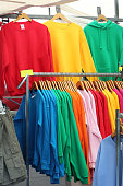 multi-farbige-sweatshirts-auf-markt.jpg?b=1&s=170x170&k=20&c=Vab3UqwtBSLYLEiKaqhdQAbGSD2p3e3J8lILGEYHLQY=